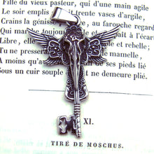 Charger l&#39;image dans la galerie, Pendentif ésotérique clé corbeau en acier animal totem, communication avec les esprits, chamanisme, protection. Clé de la porte de la mort, médium, Toulouse gothique.