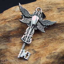Charger l&#39;image dans la galerie, Pendentif ésotérique clé corbeau en acier animal totem, communication avec les esprits, chamanisme, protection. Clé de la porte de la mort, médium, Toulouse gothique.