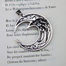 Laden Sie das Bild in den Galerie-Viewer, Pendentif corbeau et lune, animal totem chamanisme, figure des légendes nordiques, viking et celtiques. Pendentif mystique gothique, bijoux wicca.