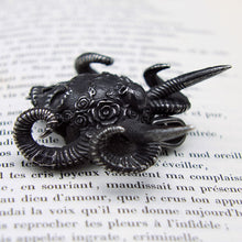Charger l'image dans la galerie, Vue en détail des cornes et des roses d'un pendentif gothique en acier noir représentant un crâne de démon