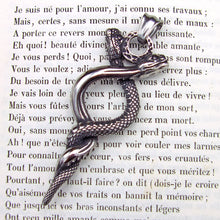 Laden Sie das Bild in den Galerie-Viewer, Pendentif double serpent en acier inoxydable vu de dos