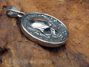 Double pendentif gothique 2 côtés différents crane tête de mort gravure en acier. Pendentif gothique original bikers type médaille Toulouse France