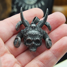 Charger l'image dans la galerie, Pendentif crâne gothique démoniaque en acier inoxydable noir avec cornes sculptées posé sur une main.