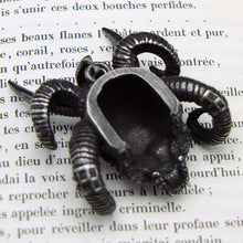 Charger l'image dans la galerie, Pendentif crâne de démon gothique en acier inoxydable noir avec cornes sculptées vu du dessous