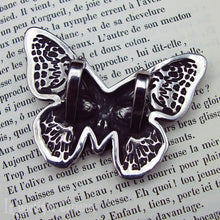 Charger l&#39;image dans la galerie, Pendentif gothique masque mystique papillon, inspiration magie noire wicca. Pendentif ésotérique papillon de nuit. Grand pendentif acier inoxydable. Bijoux gothiques ésotériques Toulouse France.