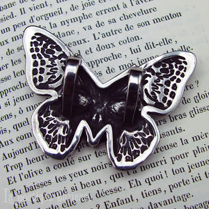 Pendentif gothique masque mystique papillon, inspiration magie noire wicca. Pendentif ésotérique papillon de nuit. Grand pendentif acier inoxydable. Bijoux gothiques ésotériques Toulouse France.