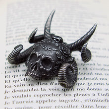 Charger l'image dans la galerie, Pendentif gothique en acier inoxydable noir, crâne démoniaque avec trois paires de cornes et une couronne de crâne et de fleurs.