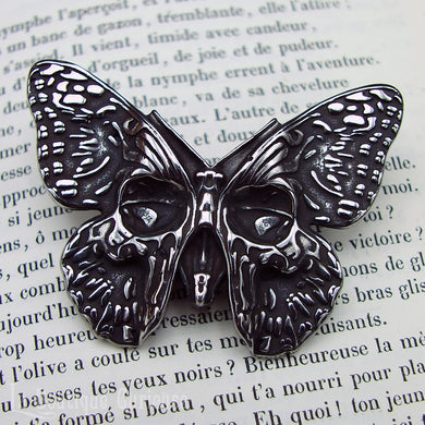 Pendentif gothique masque mystique papillon, inspiration magie noire wicca. Pendentif ésotérique papillon de nuit. Grand pendentif acier inoxydable. Bijoux gothiques ésotériques Toulouse France.