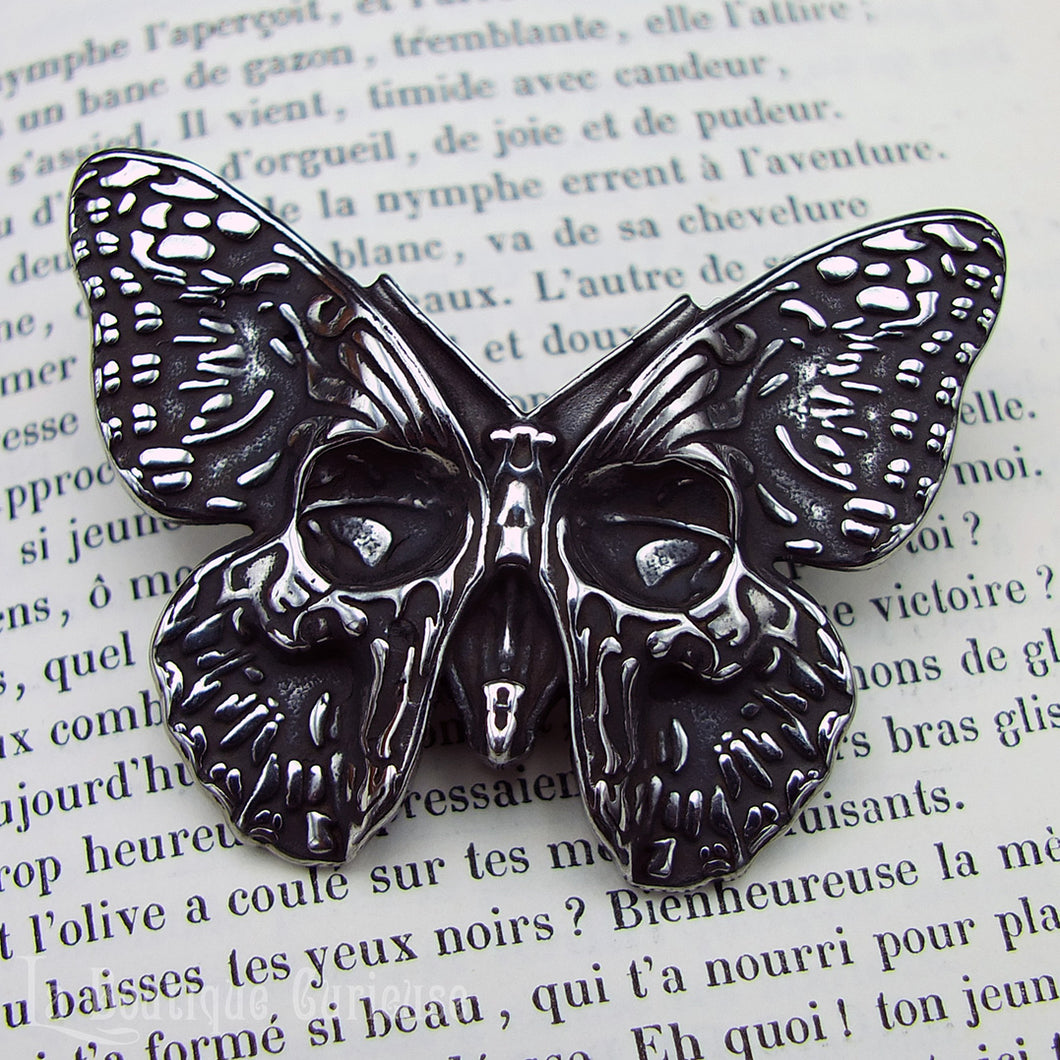 Pendentif gothique masque mystique papillon, inspiration magie noire wicca. Pendentif ésotérique papillon de nuit. Grand pendentif acier inoxydable. Bijoux gothiques ésotériques Toulouse France.