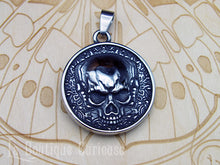 Charger l&#39;image dans la galerie, Double pendentif gothique recto verso crane tête de mort en acier. Pendentif gothique original bikers type médaille Toulouse France