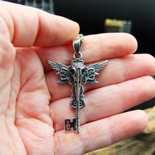 Charger l&#39;image dans la galerie, Pendentif ésotérique clé corbeau en acier animal totem, communication avec les esprits, chamanisme, protection. Clé de la porte de la mort, médium, Toulouse gothique.