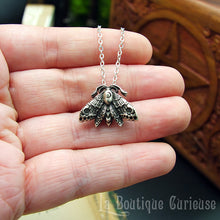 Load image into Gallery viewer, Pendentif gothique discret papillon de nuit animal totem wicca