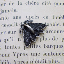 Load image into Gallery viewer, Pendentif gothique discret papillon de nuit animal totem wicca