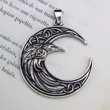 Load image into Gallery viewer, Pendentif corbeau et lune, animal totem chamanisme, figure des légendes nordiques, viking et celtiques. Pendentif mystique gothique, bijoux wicca.