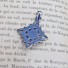 Load image into Gallery viewer, pendentif sorcière noeud wiccan gothique acier, imitation opale, protection et pouvoir magique