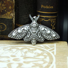 Charger l&#39;image dans la galerie, pendentif gothique wicca ésotérique papillon de nuit déesse lune Hécate Séléné magie