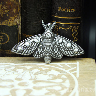 pendentif gothique wicca ésotérique papillon de nuit déesse lune Hécate Séléné magie