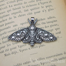 Load image into Gallery viewer, pendentif gothique wicca ésotérique papillon de nuit déesse lune Hécate Séléné magie