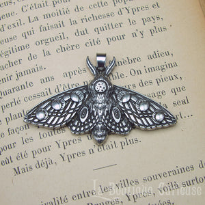 pendentif gothique wicca ésotérique papillon de nuit déesse lune Hécate Séléné magie