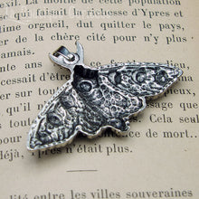 Load image into Gallery viewer, pendentif gothique wicca ésotérique papillon de nuit déesse lune Hécate Séléné magie