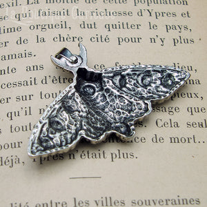 pendentif gothique wicca ésotérique papillon de nuit déesse lune Hécate Séléné magie