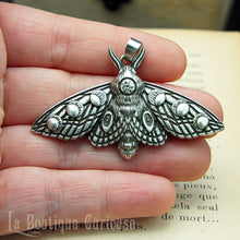 Load image into Gallery viewer, pendentif gothique wicca ésotérique papillon de nuit déesse lune Hécate Séléné magie