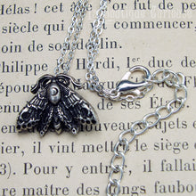 Load image into Gallery viewer, Pendentif gothique discret papillon de nuit animal totem wicca