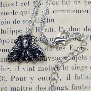 Pendentif gothique discret papillon de nuit animal totem wicca