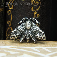 Load image into Gallery viewer, Pendentif gothique discret papillon de nuit animal totem wicca