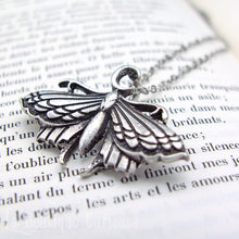 Charger l'image dans la galerie, Pendentif papillon et chaîne avec croissant de lune style gothique vue trois quart