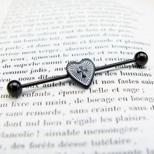 Charger l'image dans la galerie, Piercing industriel noir cœur sacré avec croix chrétienne en acier chirurgical 316L