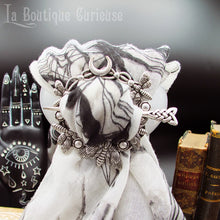 Laden Sie das Bild in den Galerie-Viewer, Barrette à cheveux abeilles papillons de nuit insectes croissant de lune avec pique. Accessoire coiffure witchy gothique sorcière Toulouse