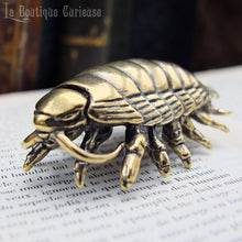Laden Sie das Bild in den Galerie-Viewer, Statuette ou presse papier isopode en laiton