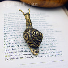 Load image into Gallery viewer, Statuette figurine décoration laiton bronze escargot. Décoration nature cottage cabinet de curiosités Toulouse