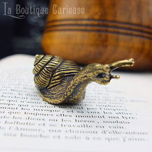 Load image into Gallery viewer, Statuette figurine décoration laiton bronze escargot. Décoration nature cottage cabinet de curiosités Toulouse