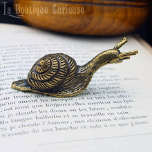 Load image into Gallery viewer, Statuette figurine décoration laiton bronze escargot. Décoration nature cottage cabinet de curiosités Toulouse