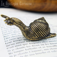 Load image into Gallery viewer, Statuette figurine décoration laiton bronze escargot. Décoration nature cottage cabinet de curiosités Toulouse