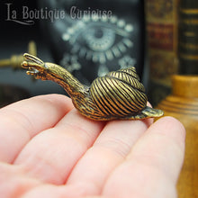 Load image into Gallery viewer, Statuette figurine décoration laiton bronze escargot. Décoration nature cottage cabinet de curiosités Toulouse