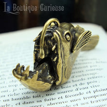 Charger l'image dans la galerie, Figurine baudroie en laiton massif vue de face décoration cabinet de curiosités poisson des abysses