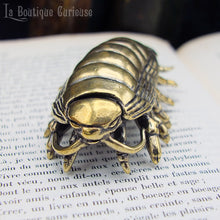 Laden Sie das Bild in den Galerie-Viewer, Statuette ou presse papier isopode en laiton