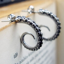 Charger l'image dans la galerie, Boucles d'oreilles tentacules de pieuvre en acier de forme créole style steampunk.