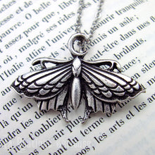 Charger l'image dans la galerie, Pendentif ésotérique papillon de nuit argenté et croissant de lune de face.