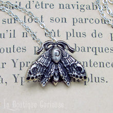 Laden Sie das Bild in den Galerie-Viewer, Pendentif gothique discret papillon de nuit animal totem wicca