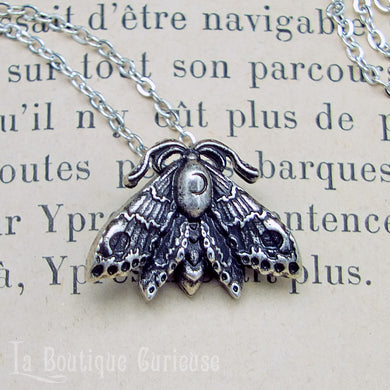 Pendentif gothique discret papillon de nuit animal totem wicca