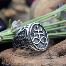 Load image into Gallery viewer, Bague alchimique croix de souffre ou croix de Léviathan acier. Bague gothique sataniste symbole église satanique. Symbole éternité. 