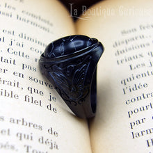 Charger l&#39;image dans la galerie, Chevalière gothique noire pour homme en acier avec pierre imitation marbre noir, bague homme grande taille phénix Toulouse France