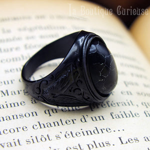Chevaliere homme noire gothique en acier et pierre noire veinee blanc La Boutique Curieuse