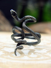 Charger l&#39;image dans la galerie, Bague serpent gothique originale homme ou femme grande taille en acier . Bague réaliste très détaillée. Bijoux gothiques Toulouse France