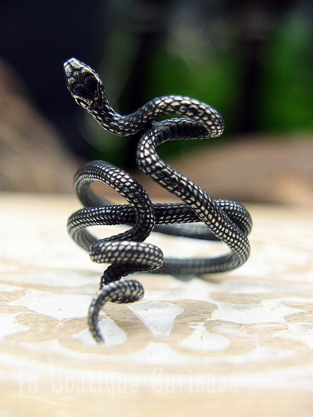 Bague serpent gothique originale homme ou femme grande taille en acier . Bague réaliste très détaillée. Bijoux gothiques Toulouse France