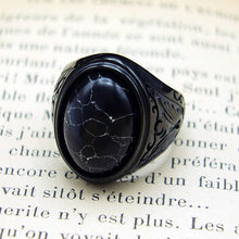 Charger l&#39;image dans la galerie, Chevalière gothique noire pour homme en acier avec pierre imitation marbre noir, bague homme grande taille phénix Toulouse France